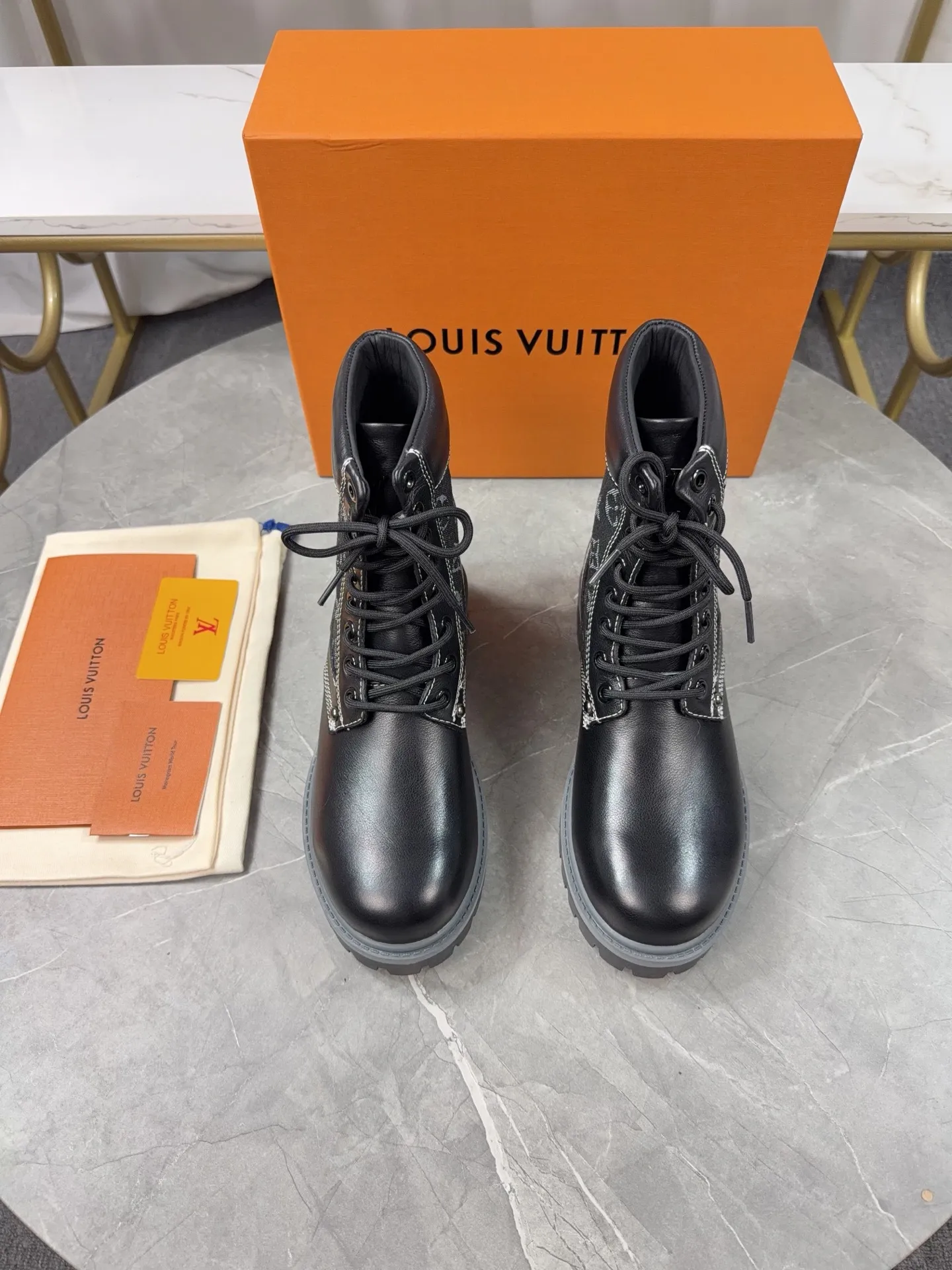 p720🐮🐮2025 top version: couple style LV presbyopia, embossed rhubarb boots, ankle boots, embossed waterproof nubuck cowhide boots, relying on the brand's exquisite craftsmanship to carefully reshape the classic T 6-inch boot shape in Italy to create an American-style autumn and winter men's and women's wear show. The original laces and outsole are exquisitely detailed, and the leather label expresses the cooperation logo. Exquisite packaging at the delivery counter🛍📦 ▪️Fabrics: Original customized imported first-layer cowhide ▪️Inner lining: Original customized leather lining/mesh lining ▪️Outsole: Original molded anti-slip rubber material ▪️Sole thickness: 3.5CM ▪️Size: 35-40 for women and 39-46 for men